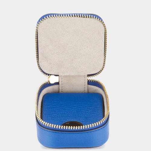 ビスポーク キープセイク ボックス タイニー -

                  
                    Capra in Electric Blue -
                  

                  Anya Hindmarch JP
