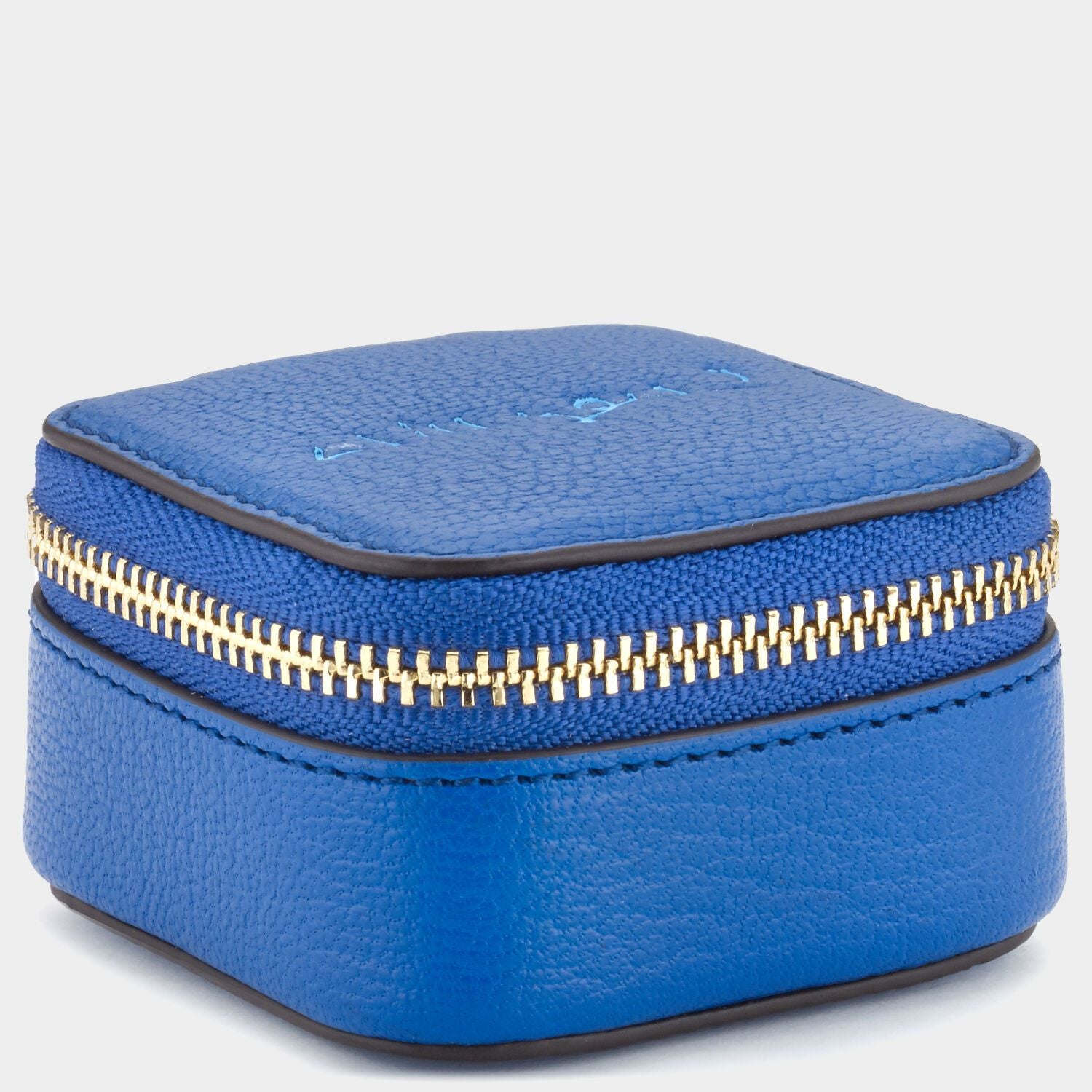 ビスポーク キープセイク ボックス タイニー -

                  
                    Capra in Electric Blue -
                  

                  Anya Hindmarch JP
