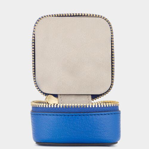 ビスポーク キープセイク ボックス タイニー -

                  
                    Capra in Electric Blue -
                  

                  Anya Hindmarch JP
