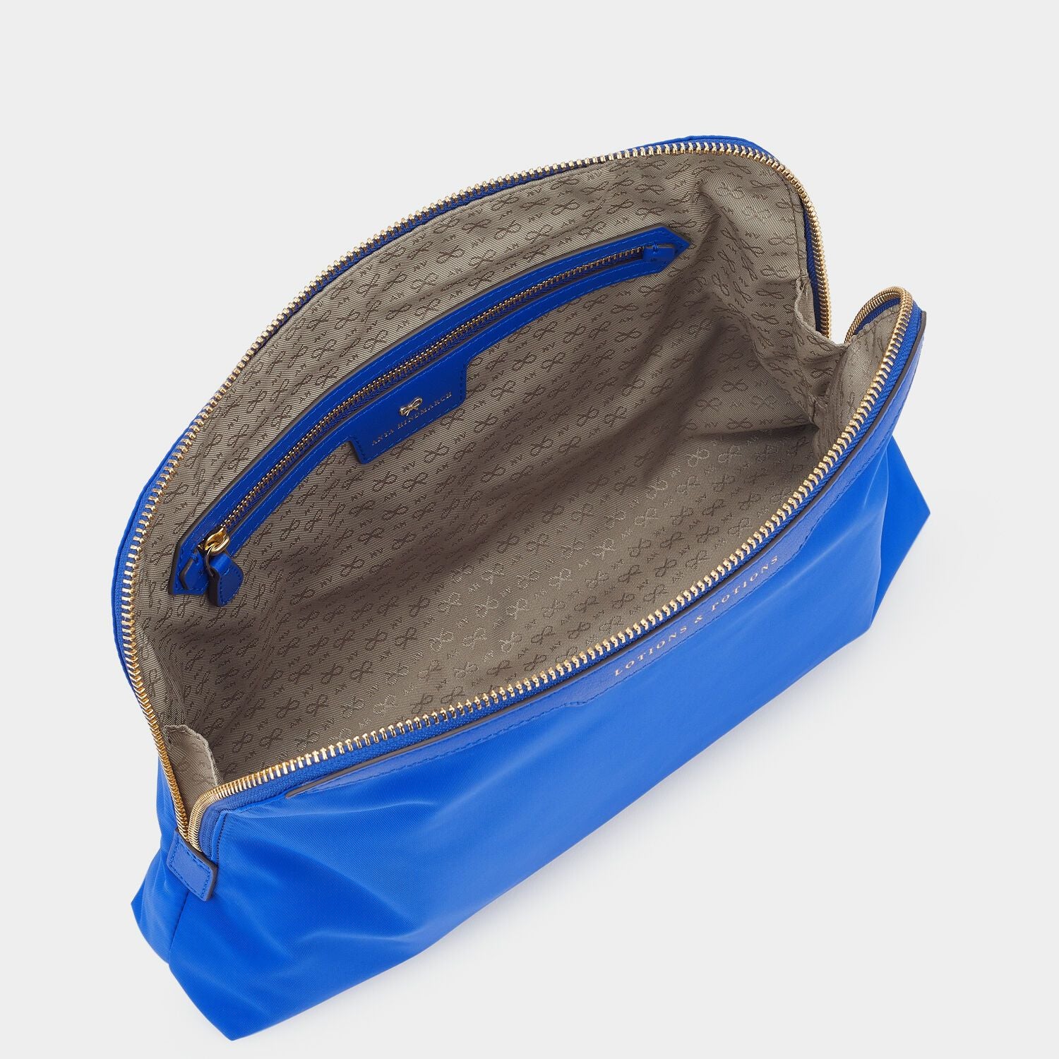「Lotions and Potions」ポーチ -

                  
                    Nylon in Electric Blue -
                  

                  Anya Hindmarch JP
