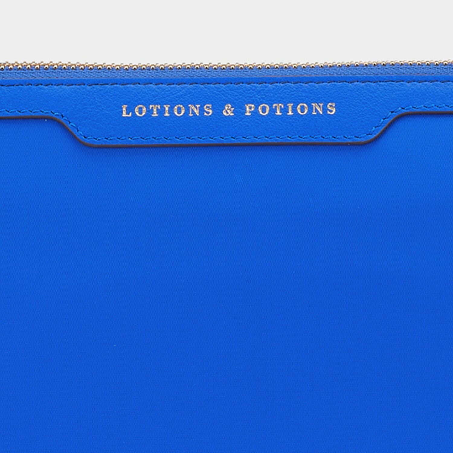 「Lotions and Potions」ポーチ -

                  
                    Nylon in Electric Blue -
                  

                  Anya Hindmarch JP
