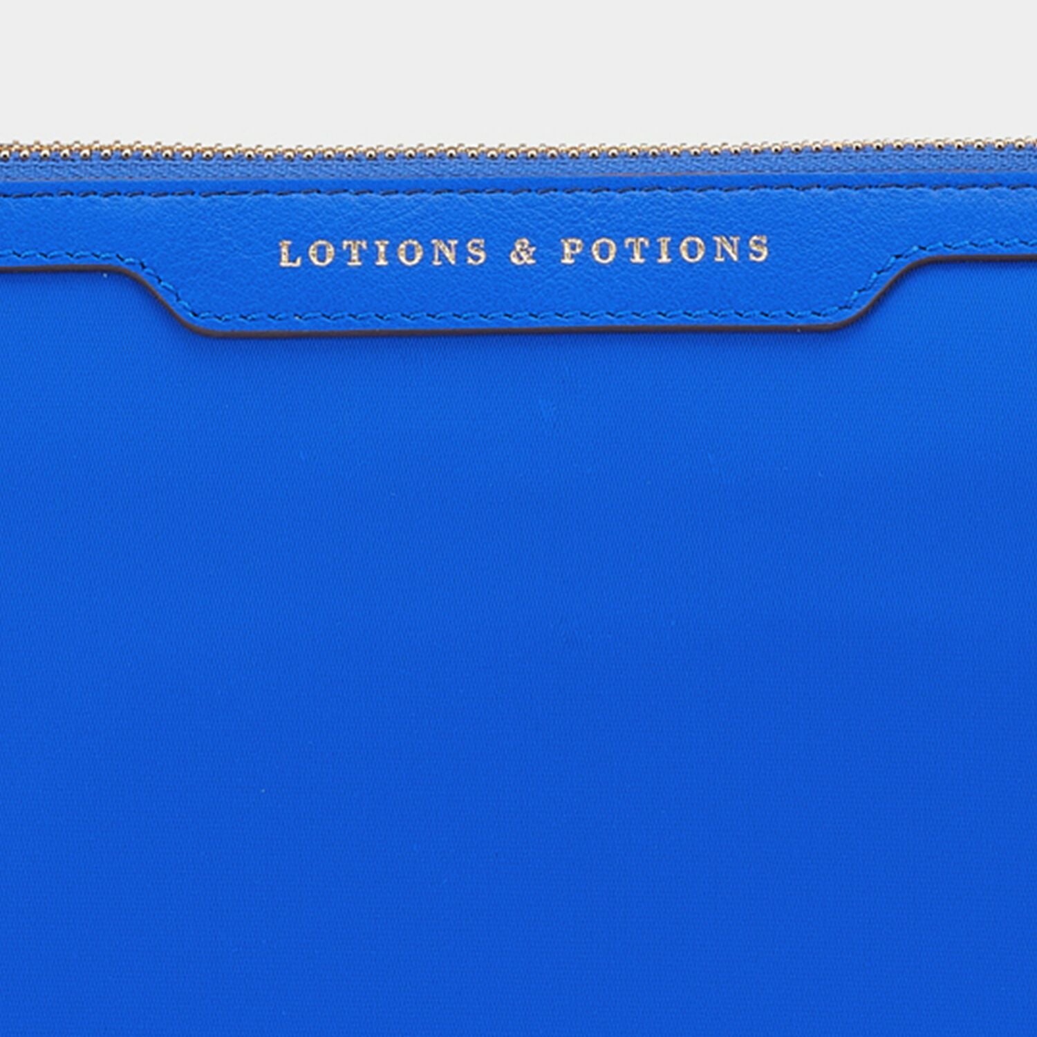 「Lotions and Potions」ポーチ -

                  
                    Nylon in Electric Blue -
                  

                  Anya Hindmarch JP

