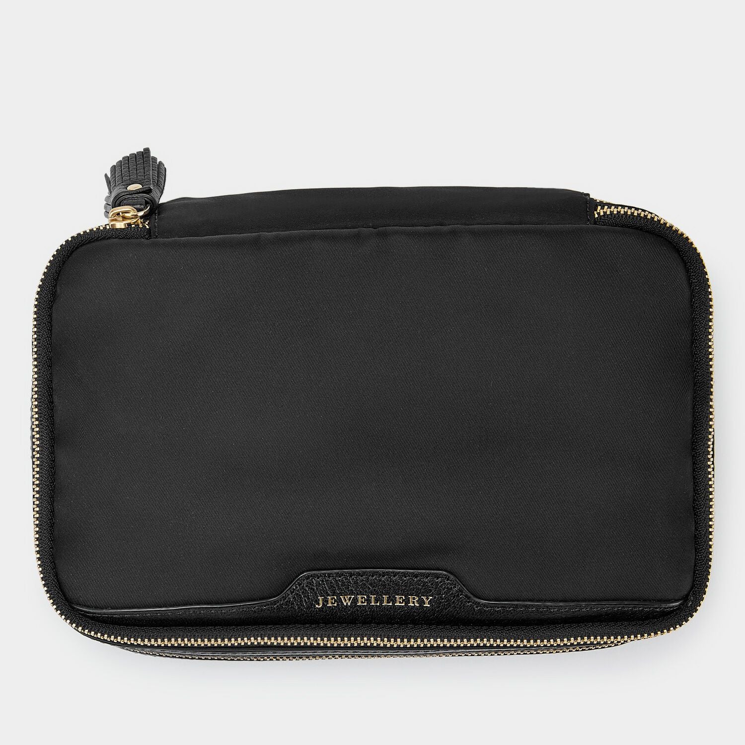 ジュエリー ポーチ -

                  
                    Recycled Nylon with PU in Black -
                  

                  Anya Hindmarch JP
