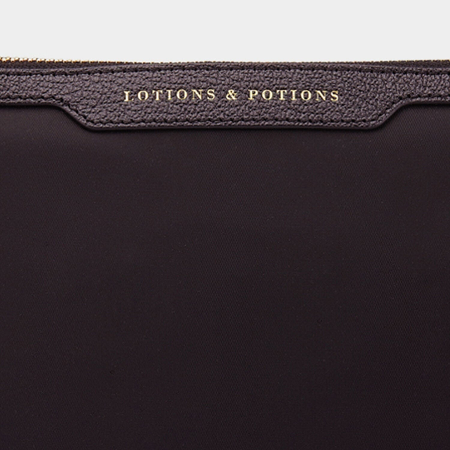 「Lotions and Potions」ポーチ -

                  
                    Recycled Nylon with PU in Black -
                  

                  Anya Hindmarch JP
