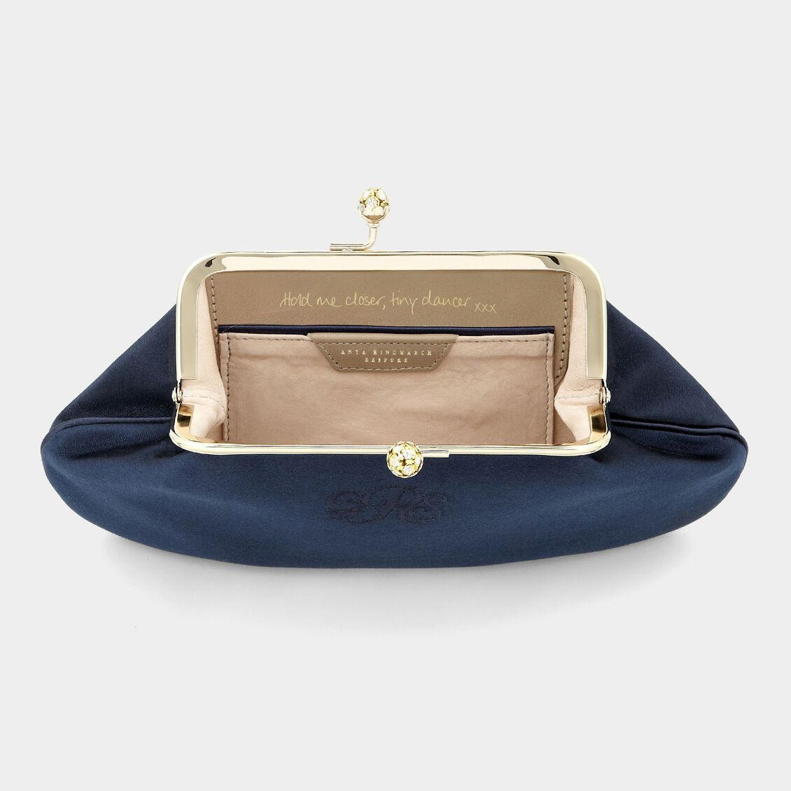 ビスポーク モード -

                  
                    Satin in Midnight -
                  

                  Anya Hindmarch JP
